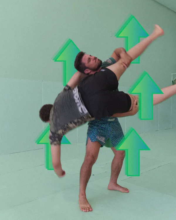 Praticante de jiu-jitsu aplicando uma queda com força