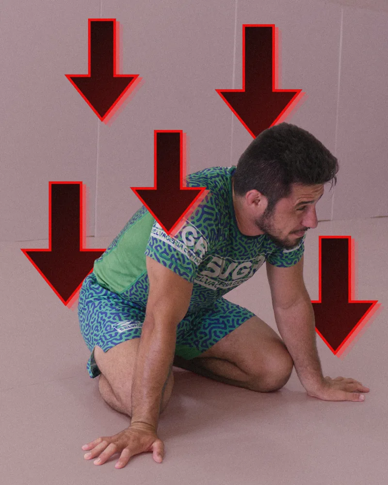 Praticante de jiu-jitsu sendo dominado no chão