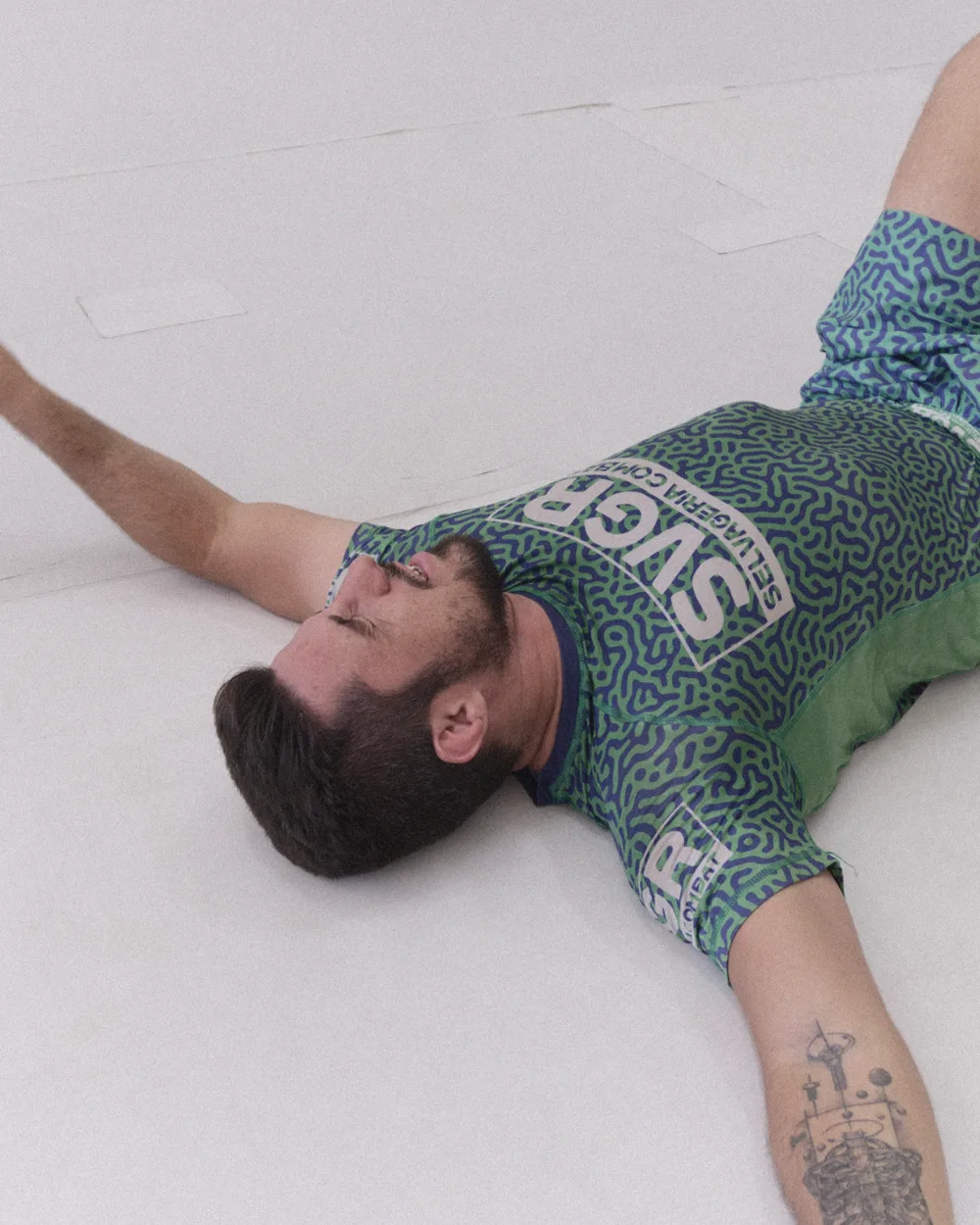 Praticante de jiu-jitsu esgotado, deitado no tatame