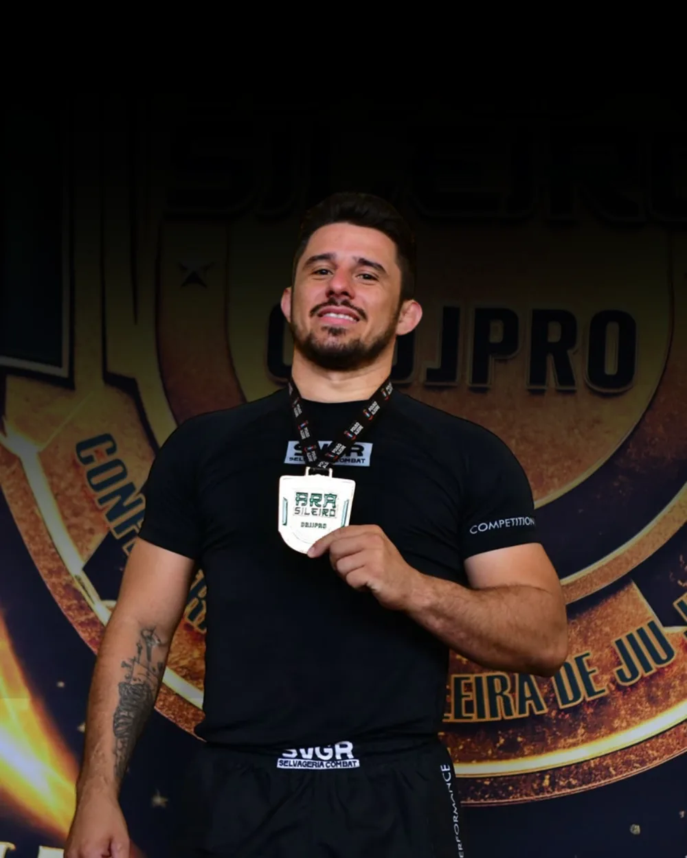 Michael Douglas, faixa preta de jiu-jitsu, com medalha de competição